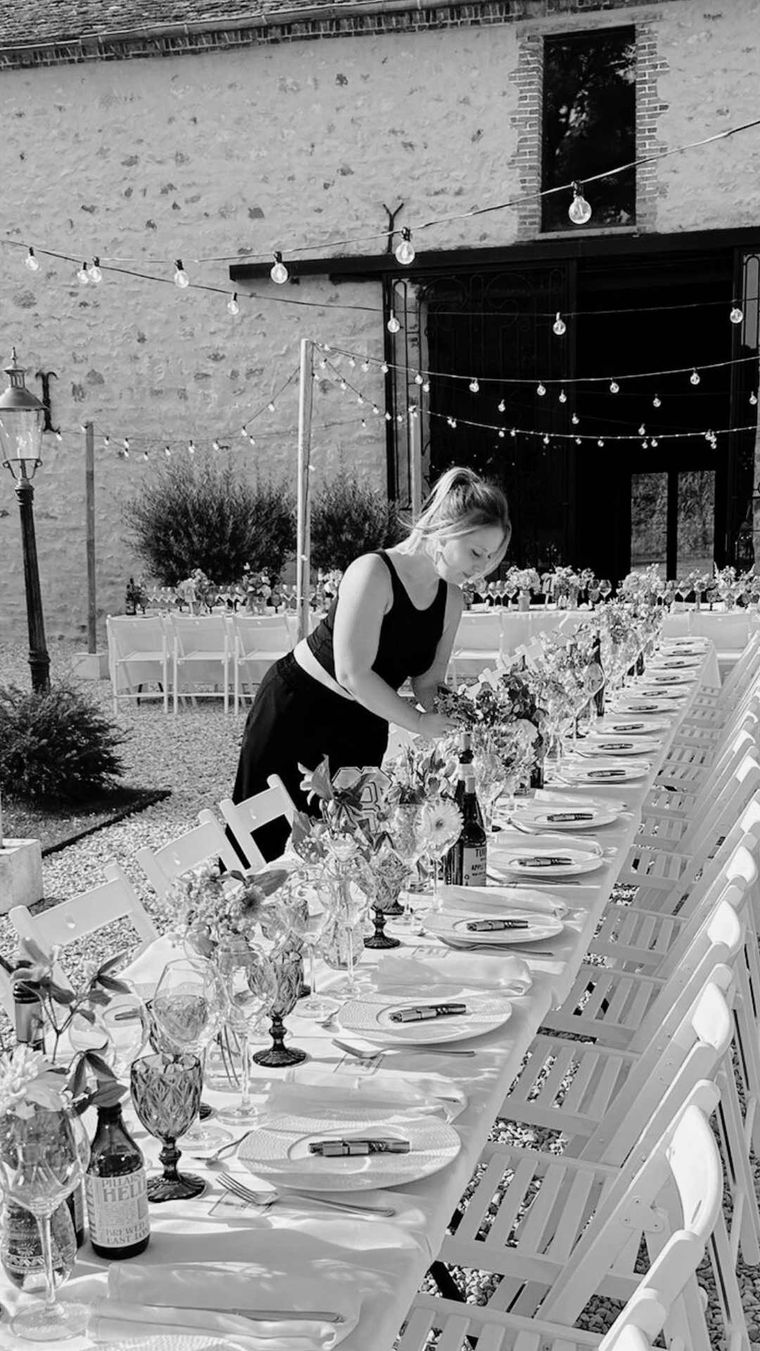 Sophie, fondatrice de Sneakers Planner, supervise et coordonne la mise en place d’une table de mariage, assurant une expérience unique et fluide pour les mariés.