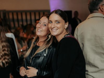 Wedding planner professionnelle organisant un cocktail de mariage